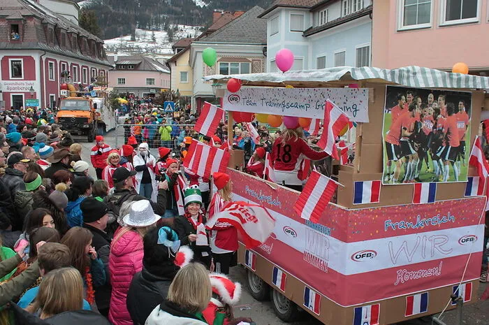 Die österreichischen Fußball-EM-Helden waren ein großes Thema im Gröbminger Fasching. "Frankreich wir kommen" lautete das Motto.