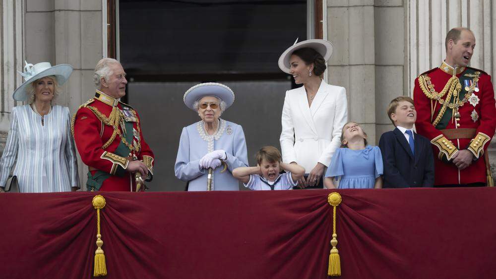Die Royals auf dem Palastbalkon. Prinz Louis ist über die Lautstärke der Royal Airforce &quot;not amused&quot;