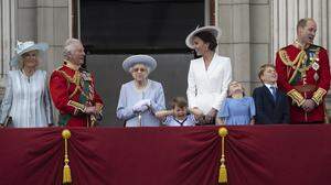 Die Royals auf dem Palastbalkon. Prinz Louis ist über die Lautstärke der Royal Airforce &quot;not amused&quot;