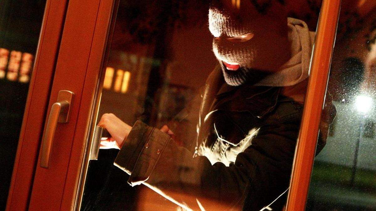 Die unbekannten Täter gelangten über Türen und ein Fenster in die Container