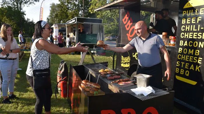 Freitag, Samstag, Sonntag: Beim Moosburger Streetfood-Fest auf der Schlosswiese, dem "Pop-Up-Air-Restaurant" aßen sich bei freiem Eintritt am Freitag schon die ersten bei Burgern und Co, durch den Nachmittag und Abend. Es gab auch verschiedene Spezialgebräue zu trinken. Bequemerweise konnte man zwischen Bierbänken, Tischen und Zelt oder Platz auf der Wiese mit Picknickdecke (zum Selbstmitbringen) wählen und der große Kinderspielplatz gleich daneben tat sein Übriges zu einem zusätzlich musikalisch versüßten, gelungenen Freitagnachmittag bei.