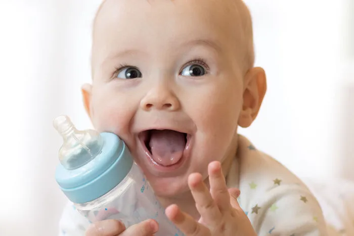 Dauernuckeln, egal ob am Schnuller oder an der Trinkflasche, sollte nicht zur Gewohnheit werden! Es kann zu Zahnfehlstellungen und der typischen "Flascherlkaries" führen. Auch sollten keine zuckerhaltigen Tees oder Säfte in Trinkflaschen gefüllt werden!