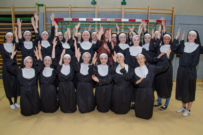 Letzten Endes konnten die als Nonnen verkleideten Spielerinnen der 3B - die Gruppe der Religionslehrerin Anna Strobl – bei der Jury punkten. Auch die Professoren beteiligten sich an dem lustigen Treiben – im Falle eines Elf-Meter-Schießens kamen die Patenlehrer der jeweiligen Gruppen zum Einsatz.