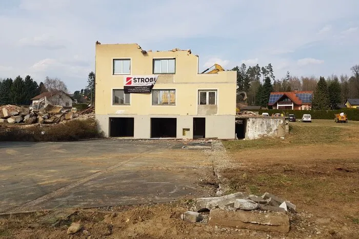 Klicken Sie sich durch die Fotos der Abrissarbeiten.