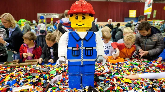 Es machte uns schon als Kinder zu Baumeistern. Lego kommt aus dem Dänischen und bedeutet "spiel gut".