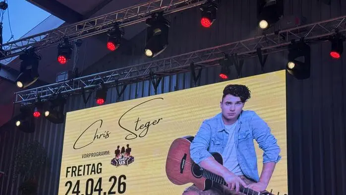 Anlässlich 100 Jahre Eichmann Landtechnik gab Sänger Chris Steger ein Konzert. 