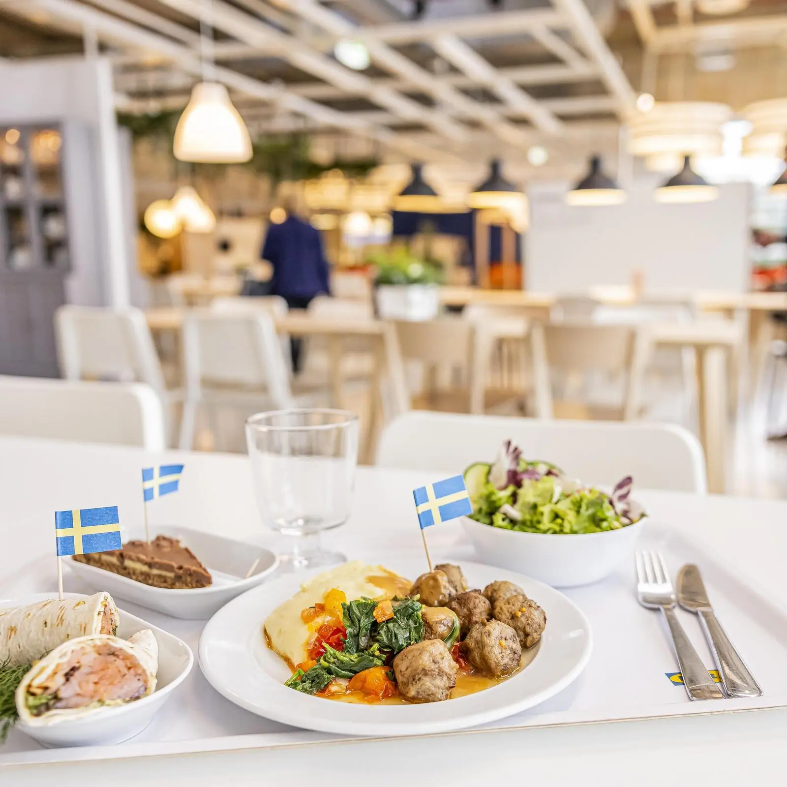 Mahlzeit im Möbelhaus: Steigender Appetit auf XXXL-Schnitzel und Köttbullar
