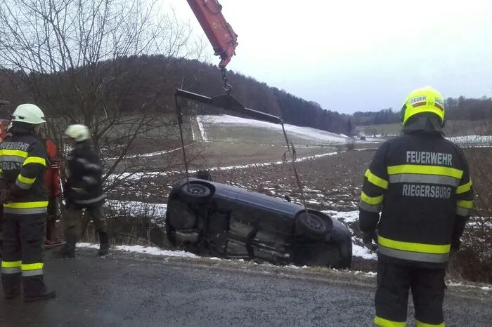 Pkw-Bergung in Schweinz mit SRF der Feuerwehr Feldbach