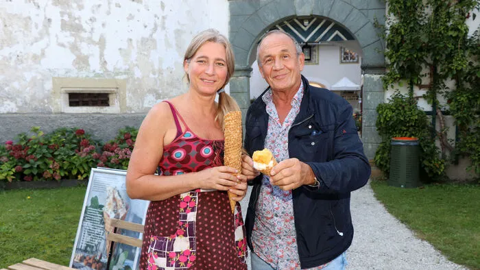 Am Foto von Links: Elisabeth Mayer "Die Kräuterfee" und der Veranstaltungsleiter Kurt Ostermeier.