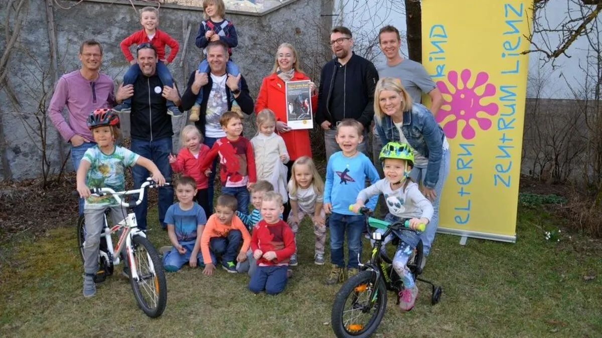 Hermann Niederegger (Hervis Sports), Gernot Strohmaier (Radservice Gernot), Herbert Prünster (Probike), Iris Rampitsch (Stadtmarketing Lienz), Mario Rog (Giga Sport), Patric Plankensteiner (dolomite.bike), Bärbel Ebner (von links) mit Kindern des Eltern-Kind-Zentrums Lienz