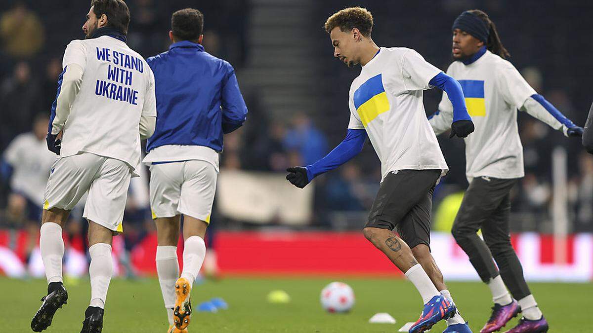 Nicht nur Evertons Fußballer zeigten sich mit der Ukraine solidarisch - die ganze Premier League setzt ein Zeichen