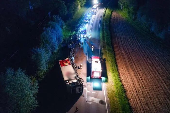 Er ist mit seinem 30-Tonner von der Fahrbahn abgekommen und im Graben gelandet.