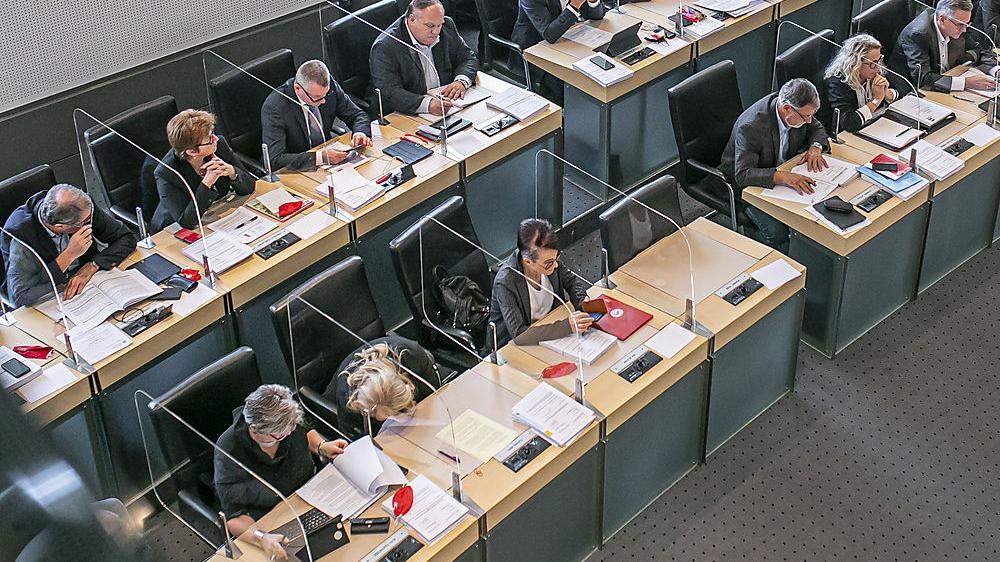 Keine Masken, kein Abstand: die Landtagsabgeordneten sind zumindest durch Plexiglasscheiben geschützt