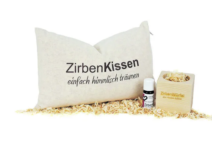 Zirbenfamilie „Gute Nacht Set“. Der Duft der Zirbe ist wohltuend und beruhigend. Genau das Richtige für erholsame Nächte. Mit dem „Gute Nacht Set“ geleitet Sie herrlicher Zirbenduft ins Land der Träume. Um 59,90 Euro. Art.-Nr.: Zirbe-100155