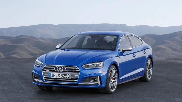Beim Design des A5 Sportback hat Audi mehr Evolution als Revolution walten lassen. Der Singleframe-Grill ist dreidimensional modelliert und flacher und breiter als beim Vorgängermodell. Die Schulterlinie ist noch stärker betont und dreidimensional ausgestaltet.