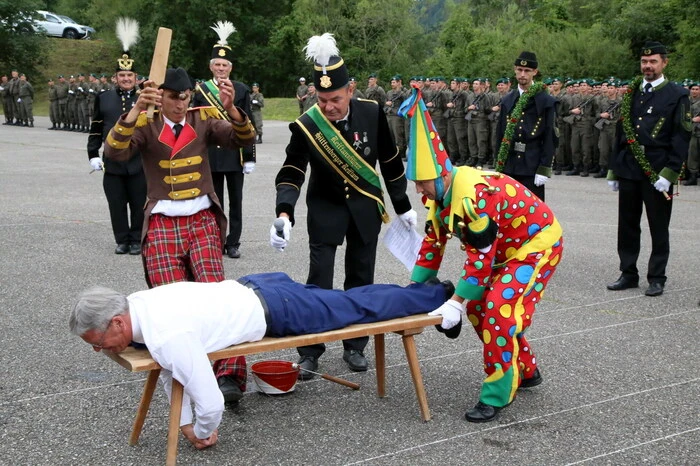 Übrigens: Noch vor Beginn des Festaktes wurden vom Obermoar der Hüttenberger Reiftanzgruppe Landeshauptmann Peter Kaiser (Foto) drei klatschende Hiebe mit der Pritsche versetzt, was Glück und Gesundheit bringen soll.