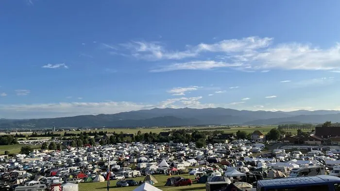 Blick über die Campingplätze vor der Rennstrecke