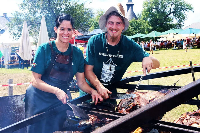 Am Foto von Links: Partyköchin Yulia Haybäck und Fleischerhacker Christopher Oberrauner.