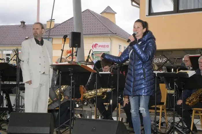 Mit einem Augenzwinkern begrüßten Herbert Bauer und Nina Sturm die Gäste zur „Adventmarkt-Eröffnung“, was für einiges Schmunzeln sorgte.
