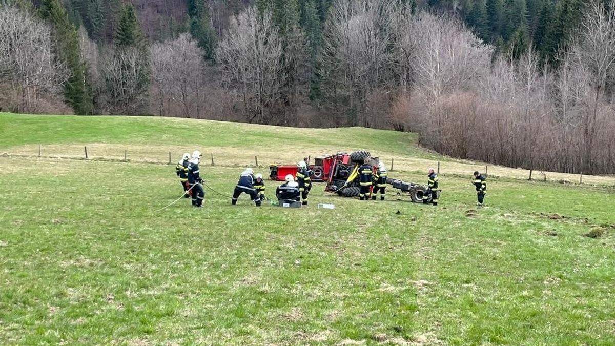 Hubschraubereinsatz Zwei Männer Mit Traktor 60 Meter Abgestürzt Und Verletzt