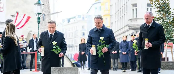 Wiens Bürgermeister Michael Ludwig (SPÖ), Vizekanzler Andreas Babler (SPÖ) und Innenminister Gerhard Karner (ÖVP) im Rahmen einer Kranzniederlegung anlässlich des Terroranschlags am 2. November 2020