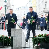 Wiens Bürgermeister Michael Ludwig (SPÖ), Vizekanzler Andreas Babler (SPÖ) und Innenminister Gerhard Karner (ÖVP) im Rahmen einer Kranzniederlegung anlässlich des Terroranschlags am 2. November 2020