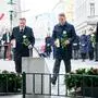 Wiens Bürgermeister Michael Ludwig (SPÖ), Vizekanzler Andreas Babler (SPÖ) und Innenminister Gerhard Karner (ÖVP) im Rahmen einer Kranzniederlegung anlässlich des Terroranschlags am 2. November 2020