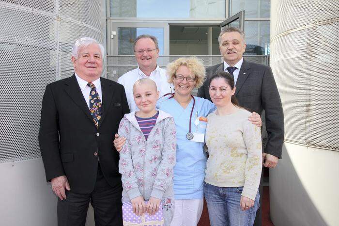 2011 war die Freude über die Heilung groß: Robert Rogner, Artiola, Wilhelm Kaulfersch, Barbara Jauk, Fatmira Koxherri, Roland Peters (von links)