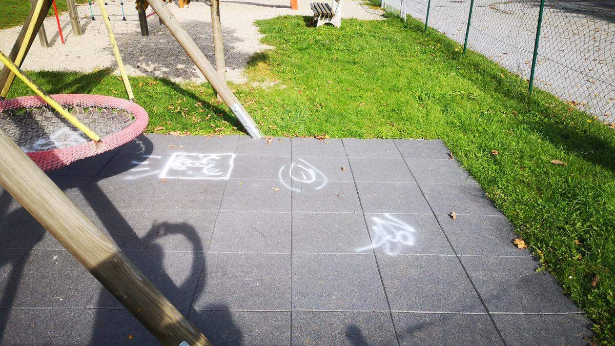 Der Garten des Kindergartens wurde willkürlich besprüht