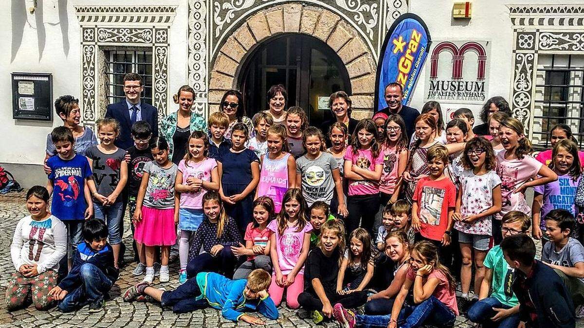 Gute Laune bei der Präsentation des Kinderstadtführers von Eisenerz.