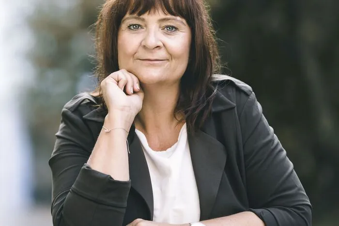 Claudia Klimt-Weithaler (geb. am 1. Februar 1971) ist gebürtige Obersteirerin. Sie kam als Nachfolgerin der steirischen KPÖ-Legende Ernest Kaltenegger und hat sich im Laufe der Jahre im Landtag gut etabliert. Sie genießt aufgrund von Engagement und Sachkenntnis auch bei Menschen, die nicht gerade mit dem Kommunismus sympathisieren, einen guten Ruf. Die ausgebildete Kindergartenpädagogin, seit 2000 bei der KPÖ, gilt als Spezialistin in Sozialfragen. Bei der Wahl 2010, wo sie erstmals Listenerste war, musste sich Klimt-Weithaler zwar mit einem weit schwächeren Ergebnis zufriedengeben als zuvor Kaltenegger, aber immerhin hielt sich die KPÖ - was österreichweit einzigartig ist - im Landtag. 2015 gelang es der KPÖ wieder knapp im Landtag zu bleiben, man verlor aber abermals ein wenig Stimmenanteil. Klimt-Weithaler ist geschieden und Mutter zweier Töchter. Klimt-Weithaler im Gespräch mit Claudia Gigler: "Ich telefoniere nicht mit der Vorstandsetage. Ich gehe zu den Leuten hin."