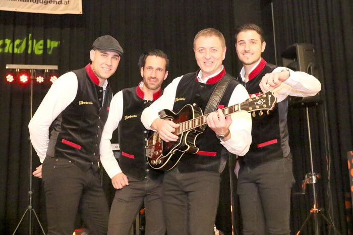 Nicht nur die Landwirte des Krappfeldes waren in die Kurstadt gepilgert, um sich zu unterhalten und zur Musik der „Silberbacher“ (Foto) das Tanzbein zu schwingen. 