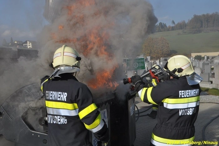 Bei Eintreffen der Feuerwehr stand der Inhalt des geschlossenen Containers bereits in Brand, wodurch am unteren Teil Flammen austraten.