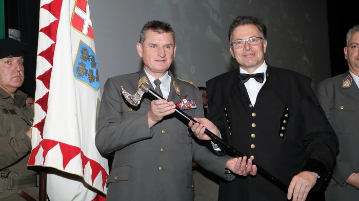 Generalleutnant Franz Reißner, Kommandant der Landstreitkräfte des Österreichischen Bundesheeres, und Rektor Wilfried Eichlseder, Montanuniversität Leoben, unterzeichneten Freitag ein Partnerschaftsabkommen.