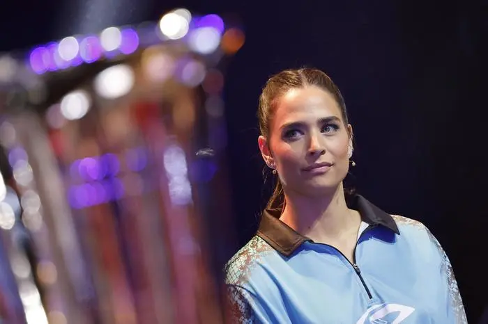 Moderatorin Amira Pocher / Austrian Powers bei der Promi-Darts-WM 2023 im Maritim Hotel. Düsseldorf, 07.01.2023 NRW Deutschland *** Presenter Amira Pocher Austrian Powers at the Celebrity Darts World Championship 2023 at the Maritim Hotel Düsseldorf, 07 01 2023 NRW Germany Copyright: xChristophxHardtx