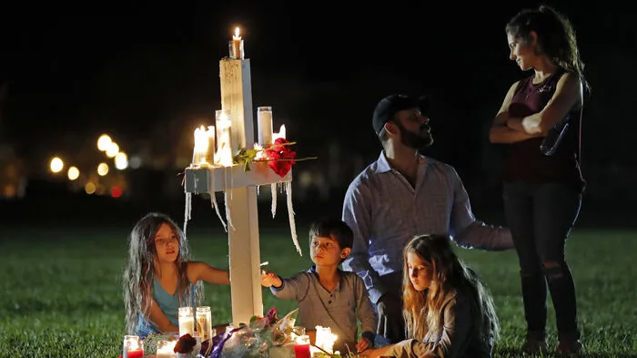Die Trauer und die Fassungslosigkeit sind nach einem Amoklauf des 19-jährigen Nikolas Cruz an der Marjory Stoneman Douglas High School im US-Staat Florida groß.