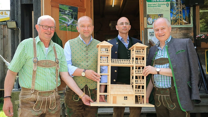 Matthias Kranz, der das "Turm im Gebirge"-Projekt vor mehr als zwei Jahrzehnten initiiert hat, gemeinsam mit Bundesrat Bruno Aschenbrenner, dem Seckauer Bürgermeister Martin Rath und Landesrat Johann Seitinger 