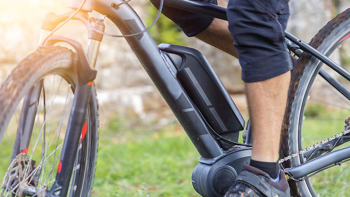 Immer mehr Menschen sind mit dem E-Bike unterwegs, darunter viele Senioren. Um Unfällen vorzubeugen, hat das Land E-Bike-Kurse ins Leben gerufen (Symbolfoto)