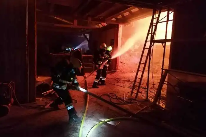Eine rund 300 Quadratmeter große Produktionshalle ist bei dem Brand komplett zerstört worden.