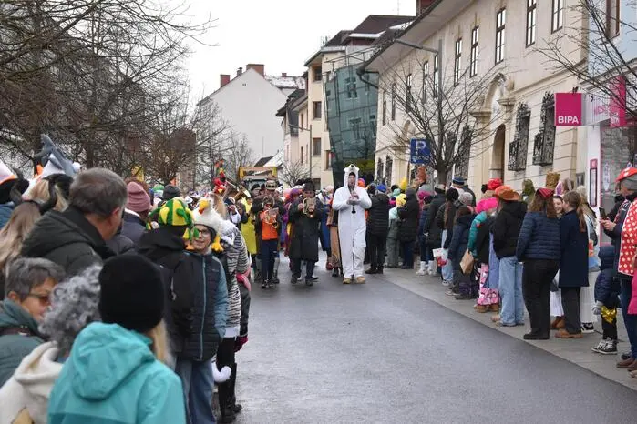 Zu sehen bekamen sie zahlreiche Wägen und Gruppen, die sich kreativ in Schale geworfen hatten