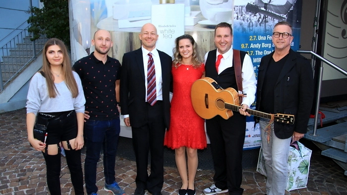 Zusammengefunden während der Covid-Quarantäne bot das Trio „Quarantöne“ einen musikalischen Querschnitt von Covers, eigenen Kompositionen bis hin zum Musical.  Dafür gab es stürmischen Beifall.  