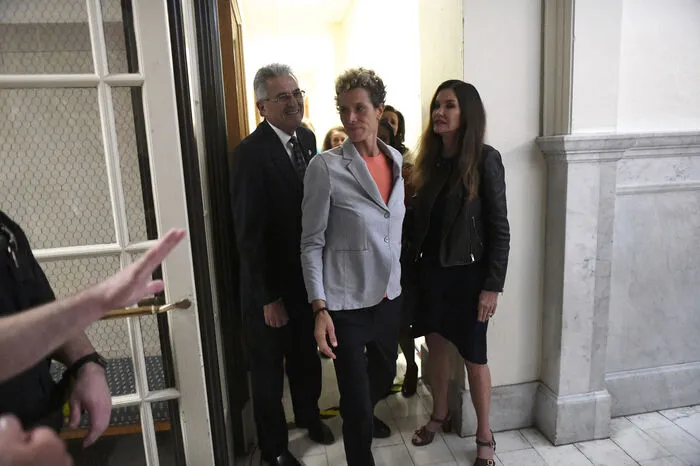 Andrea Constand (Mitte) und Janice Dickinson verlassen nach dem Urteil das Gerichtsgebäude