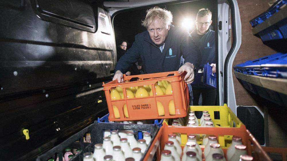 Boris Johnson beim Ausladen von Milch- und Fruchtsäften