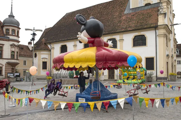 Für die Kinder gibt es diesmal auch ein Ringelspiel