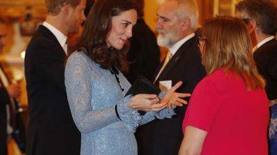 Auftritt mit Babybäuchlein für Herzogin Kate im Buckingham Palace
