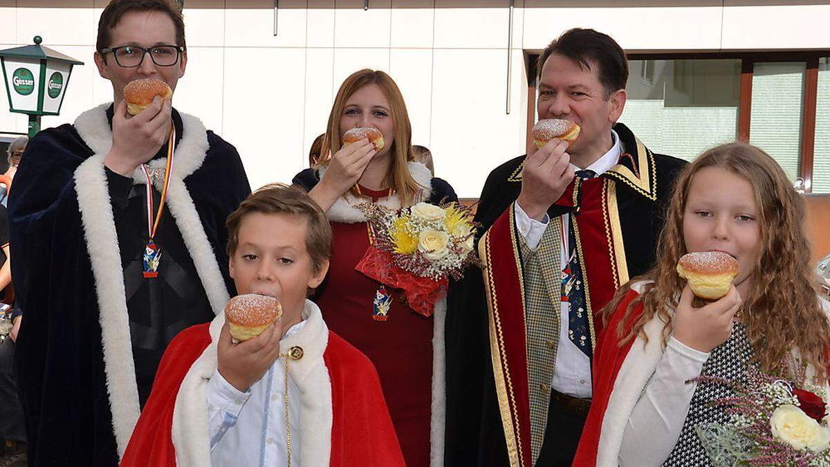 Frisch gebackene &quot;Oberhäupter&quot; mit frisch gebackenen Krapfen: Johannes Mühlsteiger, Luis Holzapfel, Julia Maier, Ernst Pizzato und Lara Ortner