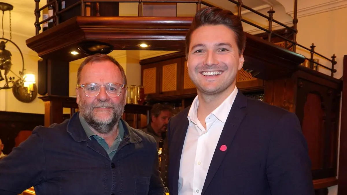 Nationalrat Sepp Schellhorn und Spitzenkandidat Niko Swatek beim Kirchenwirt | Nationalrat Sepp Schellhorn und Spitzenkandidat Niko Swatek beim Kirchenwirt