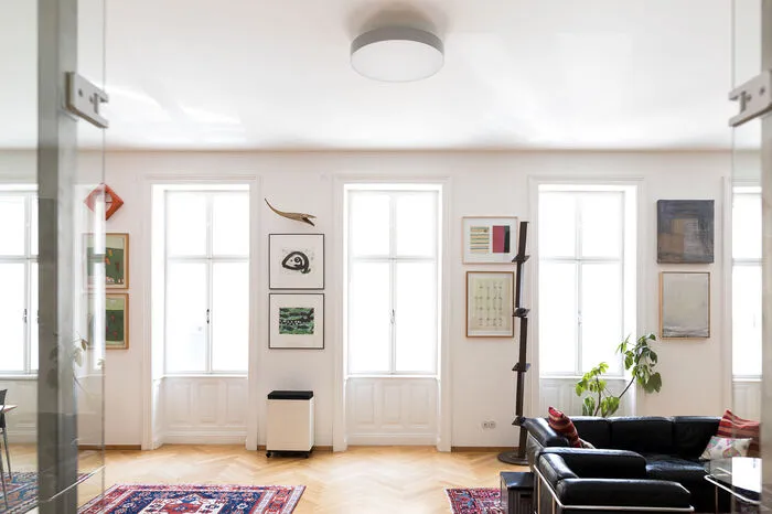 Licht und Kunst dominieren in den Wohnräumen des komplett entkernten Hauses.
