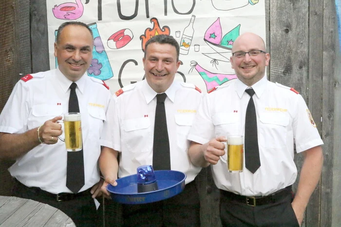 Beim Fest gesichtet wurden unter anderen FF-Kommandant Stefan Janz (Mitte), Kommandant-Stellvertreter Bernhard Witschnig rechts), Kameradschaftsführer Gerald Gursch (links), der Hirter Braumeister Raimund Linzer, Pfarrer Robert Wurzer sowie  Bürgerfrauen Friesach-Obfrau Hannelore Maurer. 
