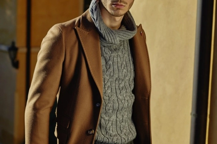 Kleiderbauer. Mantel: Mulish, 199 Euro, Pullover: Solid, 49,90 Euro, Hose: Alberto, 119 Euro.